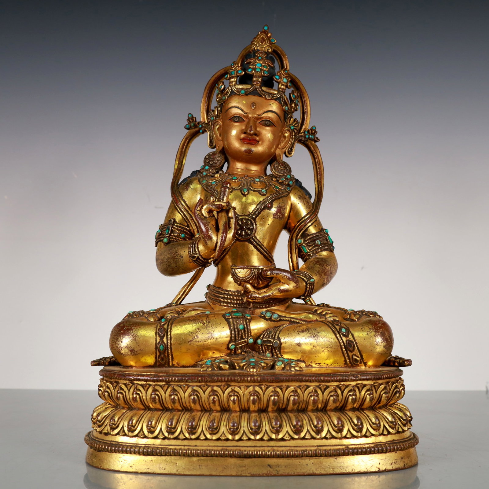 A Exquisite Gilt Bronze Statue of Bodhisattva Buddha statue: A Exquisite Gilt Bronze Statue of Bodhisattva Buddha statue Ming Dynasty, China Size:9.1inx6.5inx13.8in Weight:6900g铜鎏金菩萨佛像