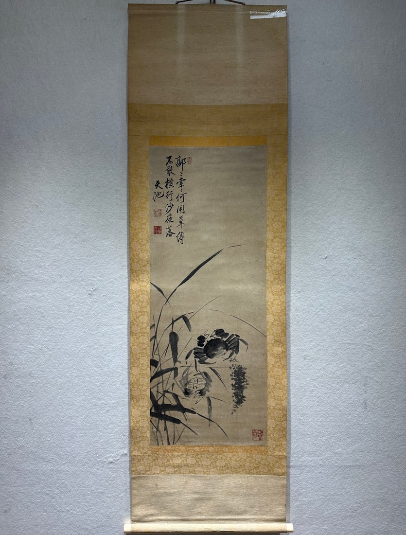 A Chinese Vertical Scroll Ink Painting of Crab on Paper,Xu Wei: A Chinese Vertical Scroll Ink Painting of Crab on Paper,Xu Wei,Size:(Without frame)15.9inx40.6in一幅中国水墨螃蟹图立轴,徐渭