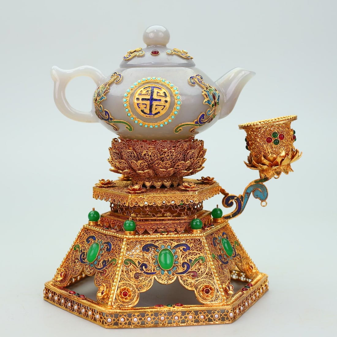 An Exquisite Filigree and Gilding Inlaid Agate Teapot,With Base,Inlaid Gems: An Exquisite Filigree and Gilding Inlaid Agate Teapot,With Base,Inlaid Gems,Qing Dynasty,China,Qianlong Four-character Mark,Size:9.1inx7.1in,Weight:830g花丝鎏金镶玛