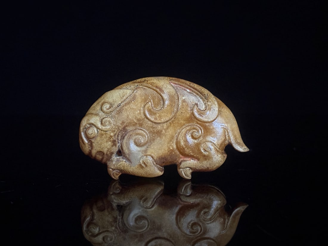 An Exquisite White Jade Auspicious Beast Pendant: An Exquisite White Jade Auspicious Beast Pendant,Qing Dynasty,China,Size:2.6inx1.5inx0.6in,Weight:53g白玉瑞兽挂件,中国清代,Size:6.5cmx3.8cmx