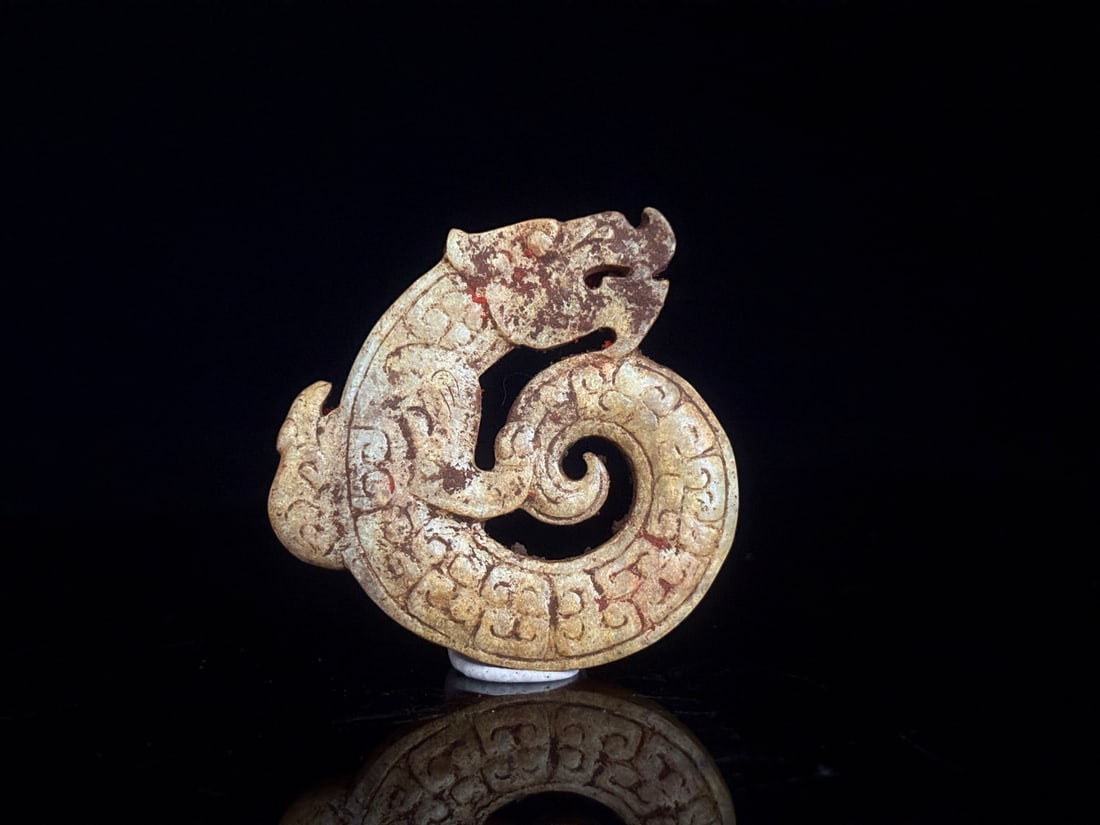 An Exquisite White Jade Dragon-Shaped Pendant: An Exquisite White Jade Dragon-Shaped Pendant,Qing Dynasty,China,Size:2.1inx2.2inx0.3in,Weight:35g白玉龙形挂件,中国清代,Size:5.3cmx5.5cmx0.7