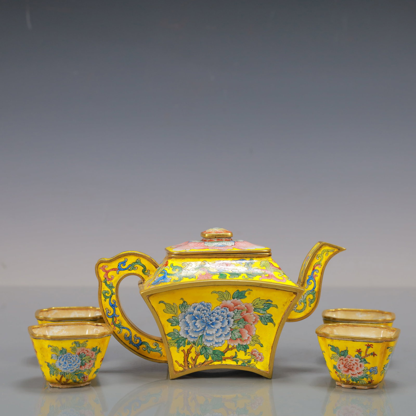 A Exquisite A Set of Coppery Enamel Lotus Pattern Flower Pattern Teapot Cup: A Exquisite A Set of Coppery Enamel Lotus Pattern Flower Pattern Teapot Cup Qing Dynasty, China Qianlong Four-character Mark Teapot Size:6.3inx3.1inx3.5in Cup Size:1.9inx1.2in Weight:700g一ä