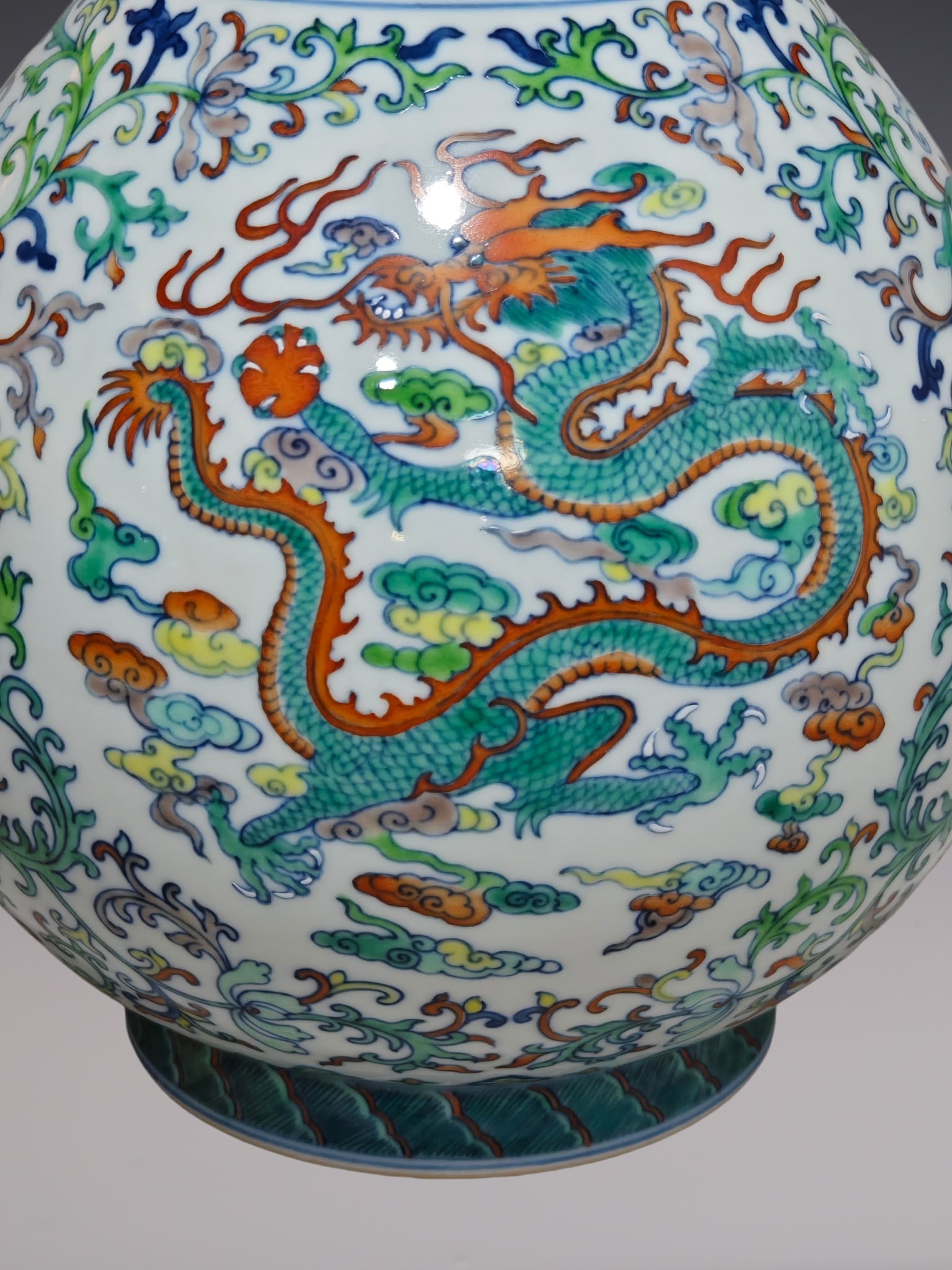 An Exquisite Doucai Lotus Pattern Dragon Pattern Vase - 4