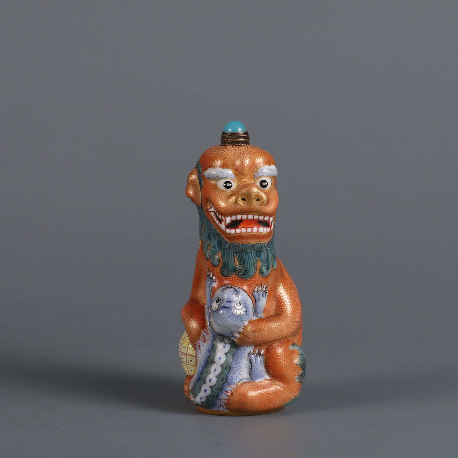 An Exquisite Famille-Rose Painted Gold Lion-Shaped Snuff Bottle: An Exquisite Famille-Rose Painted Gold Lion-Shaped Snuff Bottle Qing Dynasty, China Qianlong Four-character MarkSize:3inx1.4in粉彩描金狮子形鼻烟&#