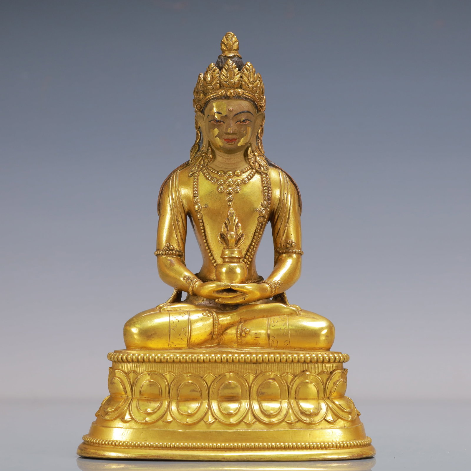 A Exquisite Gilt Bronze Statue of Amitayus: A Exquisite Gilt Bronze Statue of Amitayus Qing Dynasty, ChinaSize:5.5inx3.9inx8.3in Weight:1950g铜鎏金无量寿佛 中国清代