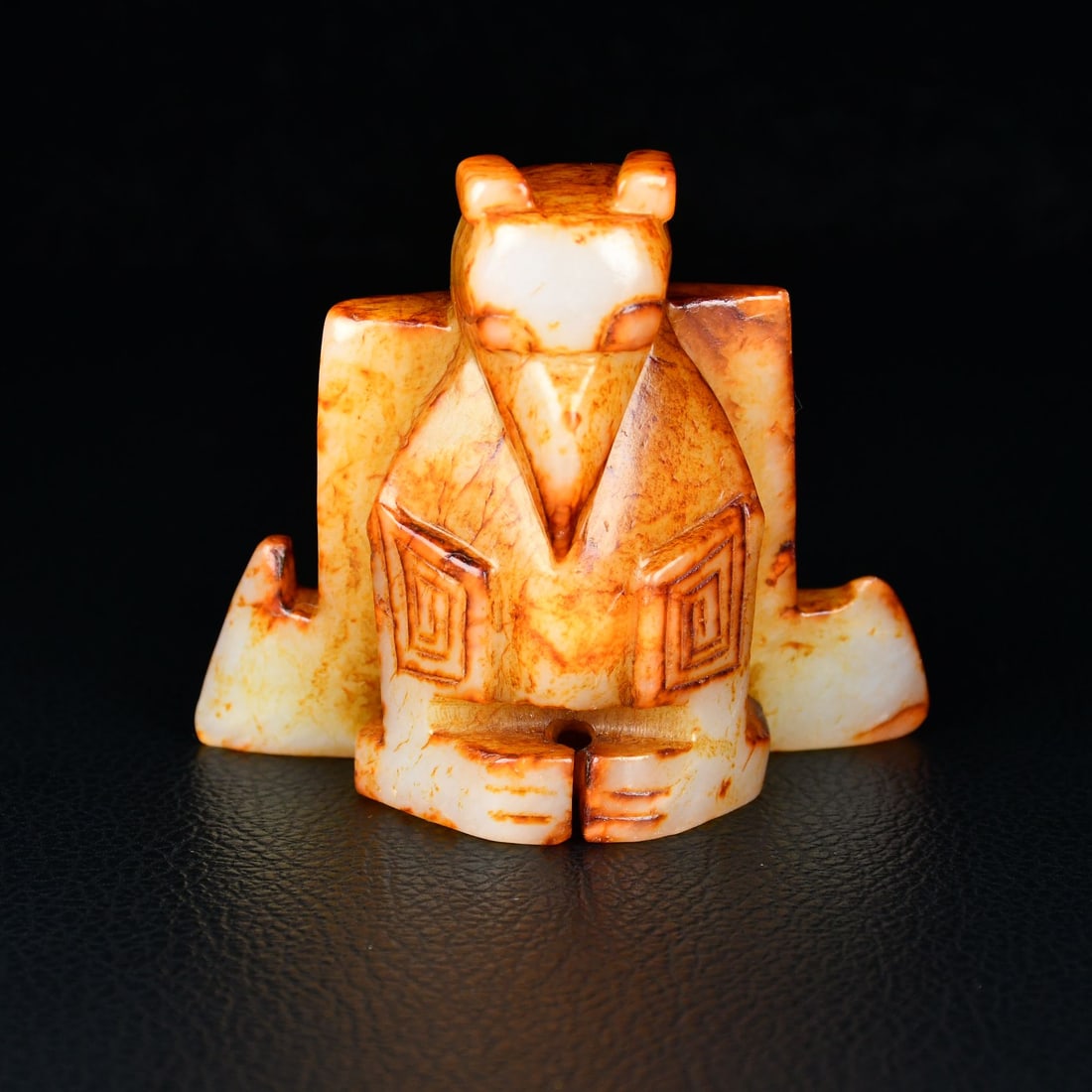 An Exquisite White Jade Bird Ornament: An Exquisite White Jade Bird Ornament,Qing Dynasty, China,Size:2.8inx3in,Weight:144g白玉鸟摆件,中国清代,Size:7cmx7.5cm,Weight:144g