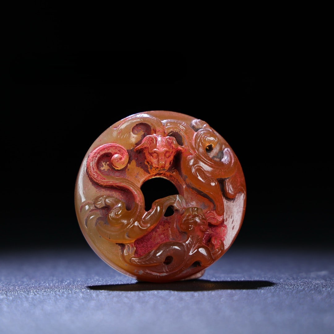 An Exquisite Agate Chi-Dragon Pattern Pendant (1 of 9)