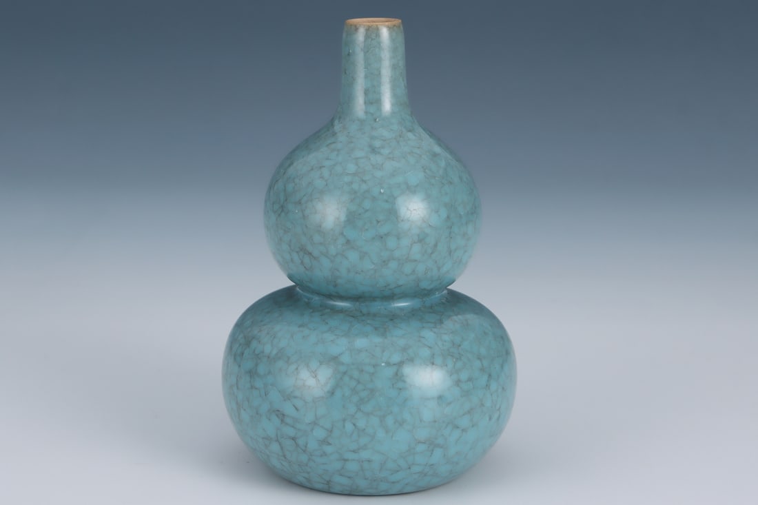 An Exquisite Ru yao Gourd-Shaped Vase: An Exquisite Ru yao Gourd-Shaped Vase Song Dynasty, China Size:5.8inx3.8in汝窑天蓝釉冰片纹葫芦瓶 中国宋代 Size