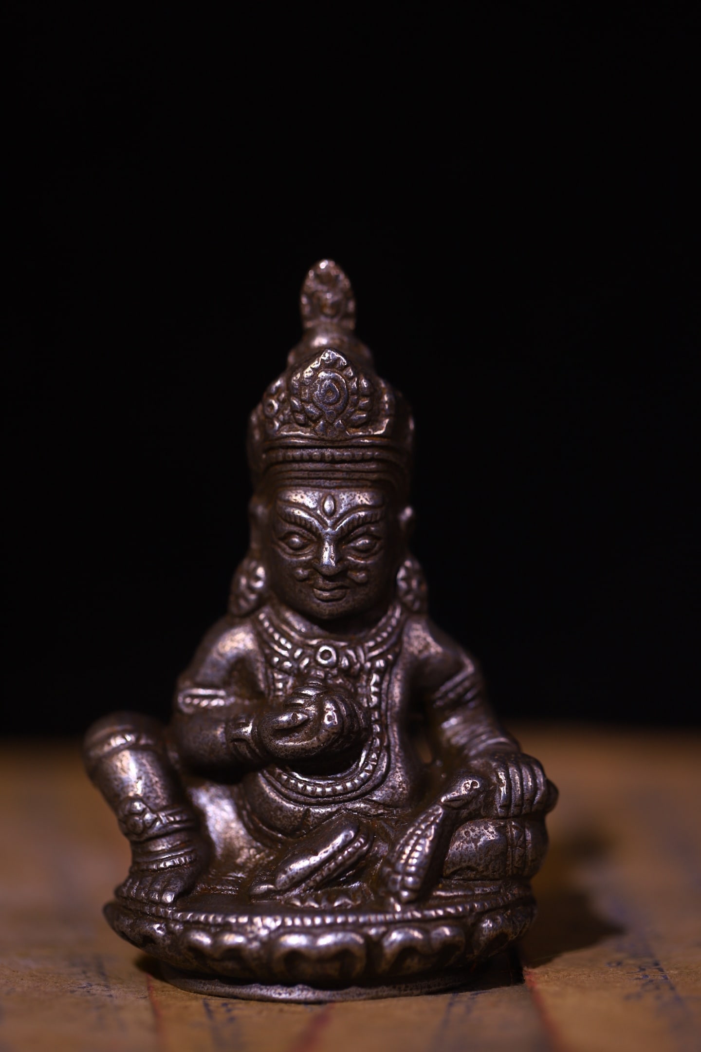 An Exquisite Bronze Statue of Mammon: An Exquisite Bronze Statue of Mammon,Qing Dynasty,ChinaSize:3.7inx2.4in,Weight:430g天铁财神像,中国清代,Size:9.5cmx6cm,Weight:430g