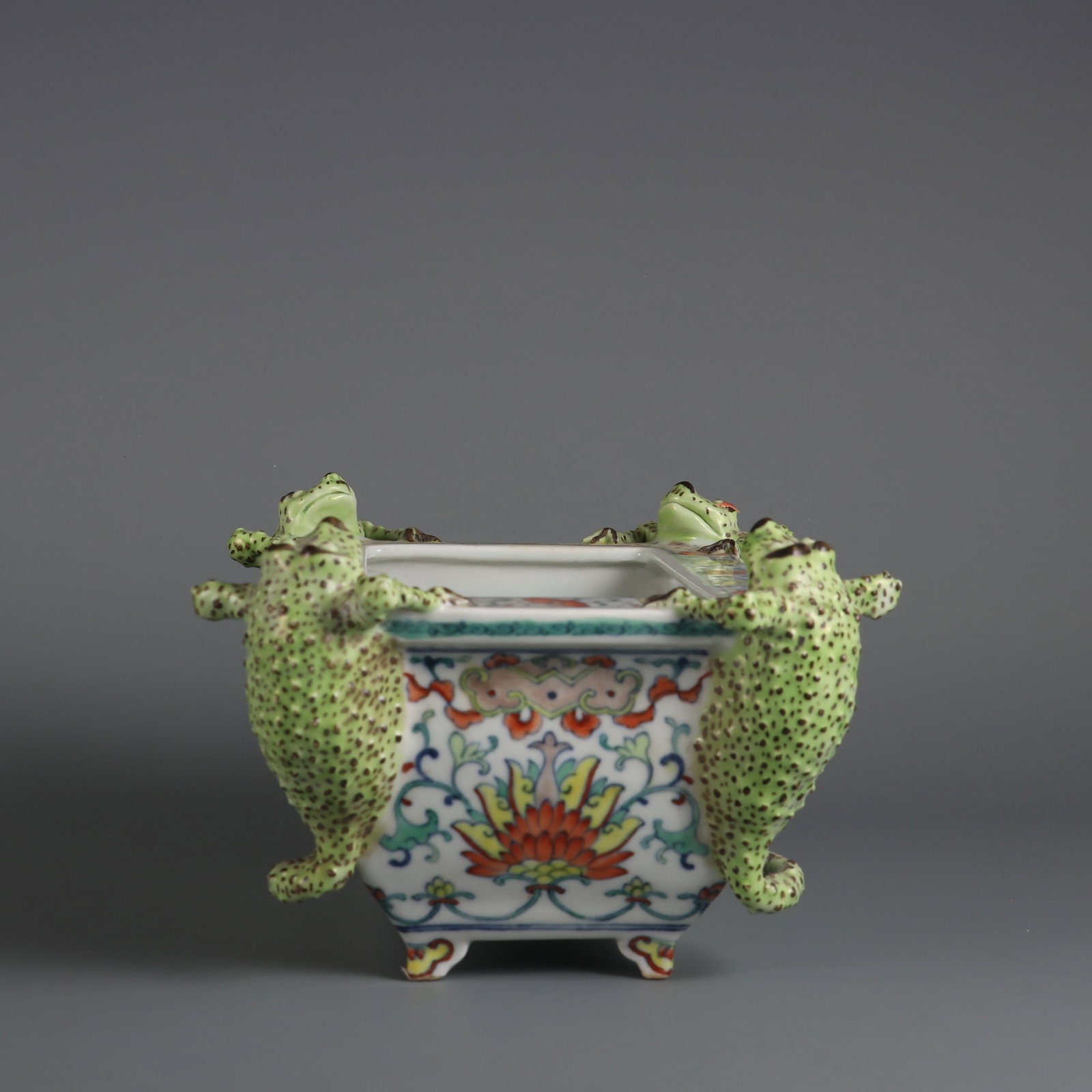 An Exquisite Doucai Lotus Pattern Golden Toad Pattern Basin - 2