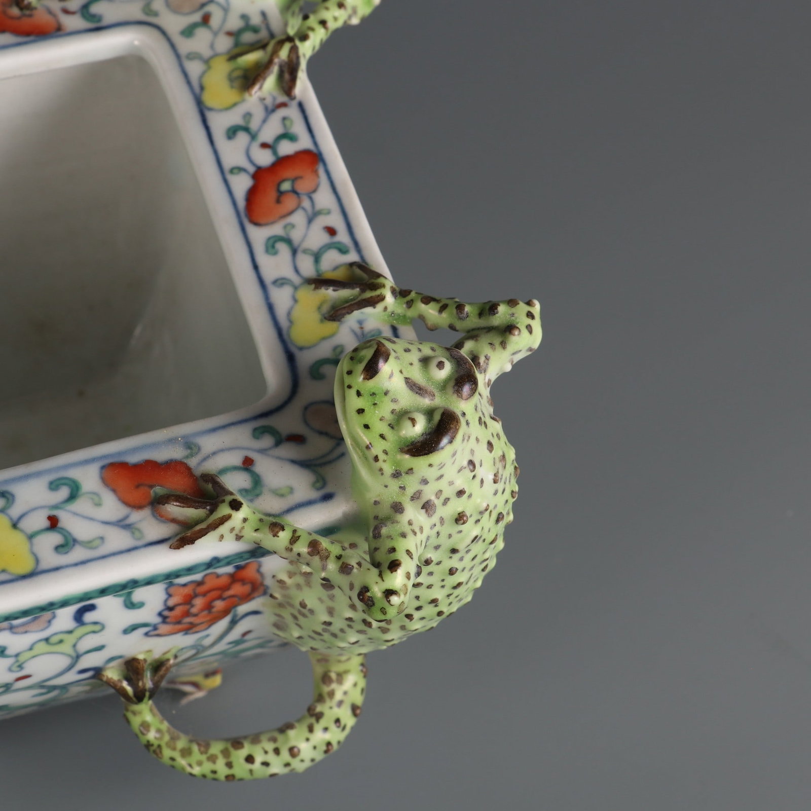 An Exquisite Doucai Lotus Pattern Golden Toad Pattern Basin - 6