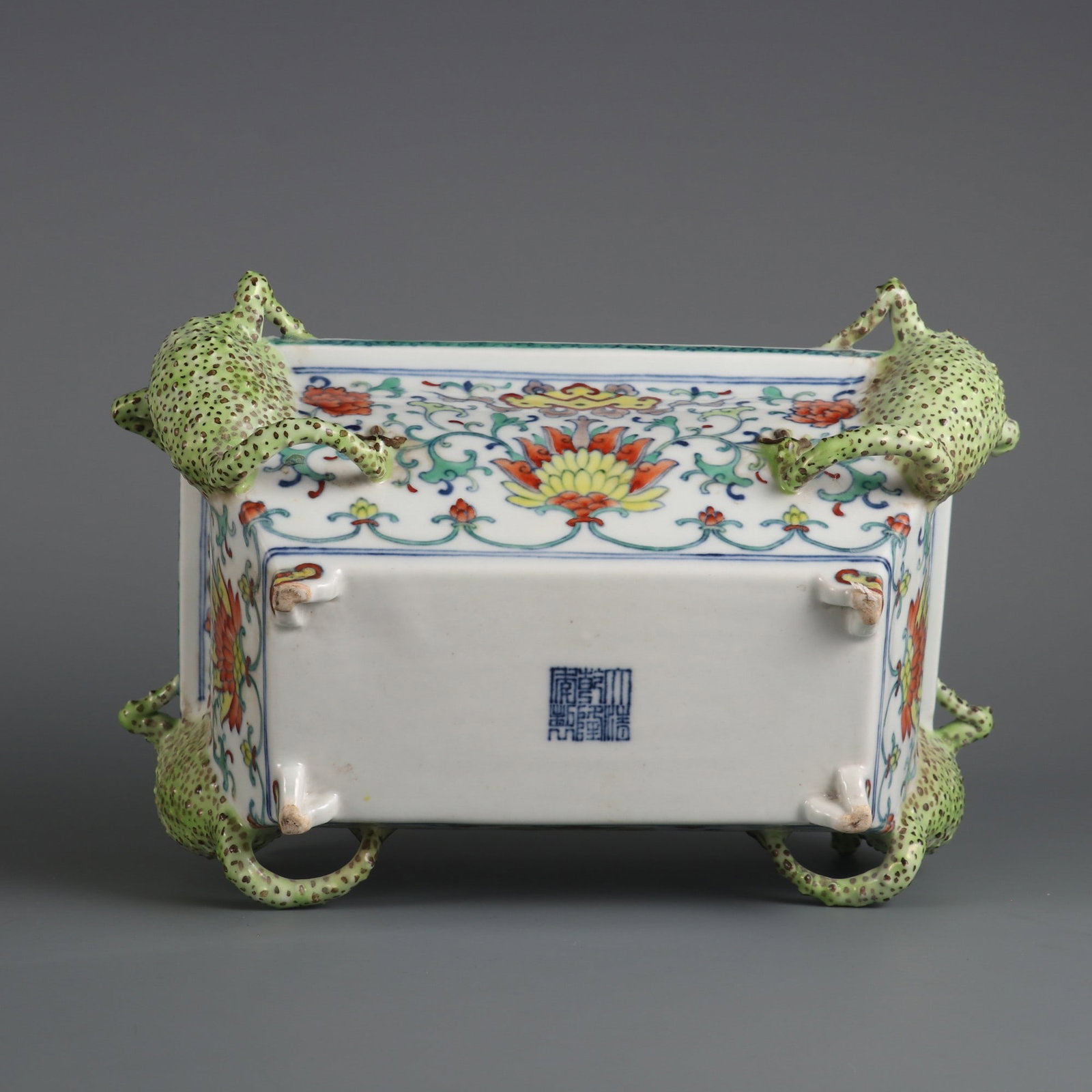 An Exquisite Doucai Lotus Pattern Golden Toad Pattern Basin - 8