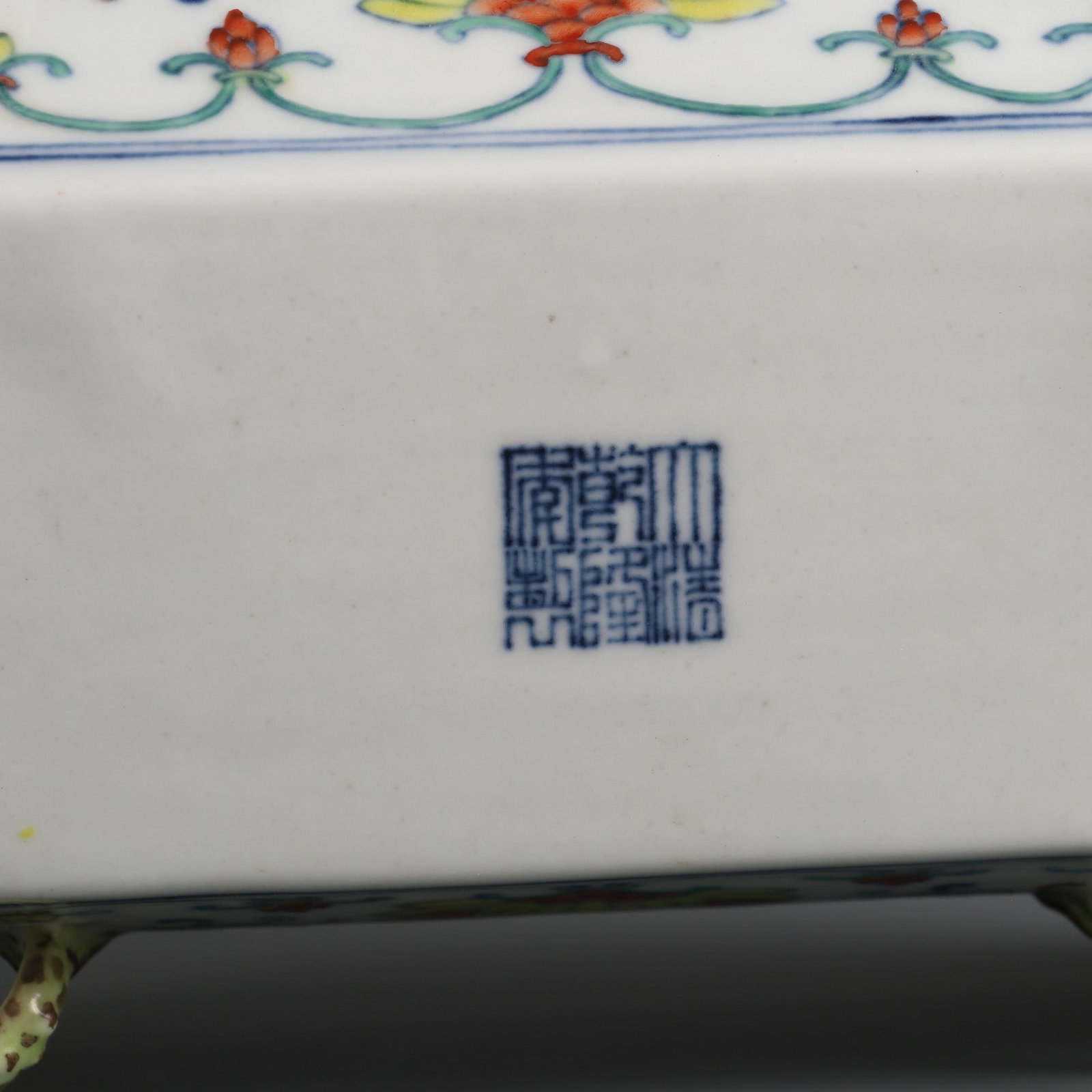 An Exquisite Doucai Lotus Pattern Golden Toad Pattern Basin - 9