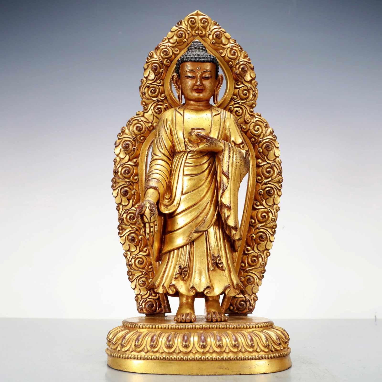 A Exquisite Gilt Bronze Statue of Sakyamuni Buddha statue: A Exquisite Gilt Bronze Statue of Sakyamuni Buddha statue Ming Dynasty, China Size:7.5inx4.5inx39 Weight:5250g铜鎏金释迦牟尼佛像