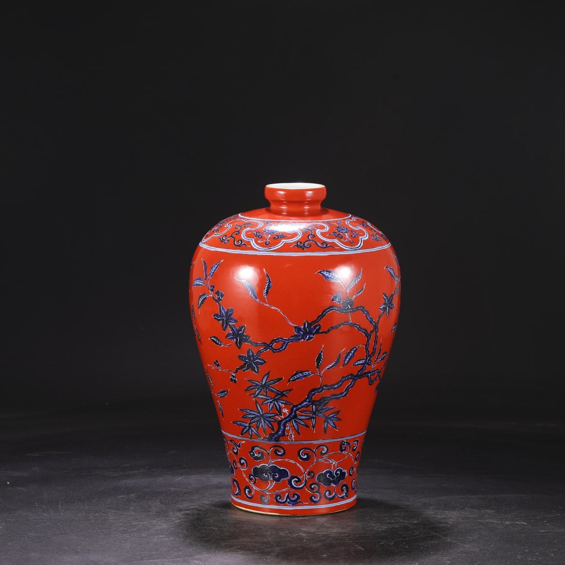 An Exquisite Blue and White Flower Pattern Lotus Pattern Vase: An Exquisite Blue and White Flower Pattern Lotus Pattern Vase Ming Dynasty, China Size:14inx8.5in红地青花折枝花卉纹大梅瓶