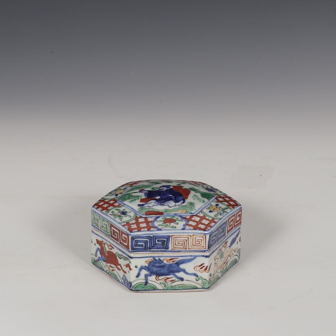 An Exquisite Blue and White Wucai Auspicious Beast Figure Pattern Cover Box: An Exquisite Blue and White Wucai Auspicious Beast Figure Pattern Cover Box,Ming Dynasty, China,Wanli Six-character MarkSize:2.8inx5in青花五彩瑞兽人物&#