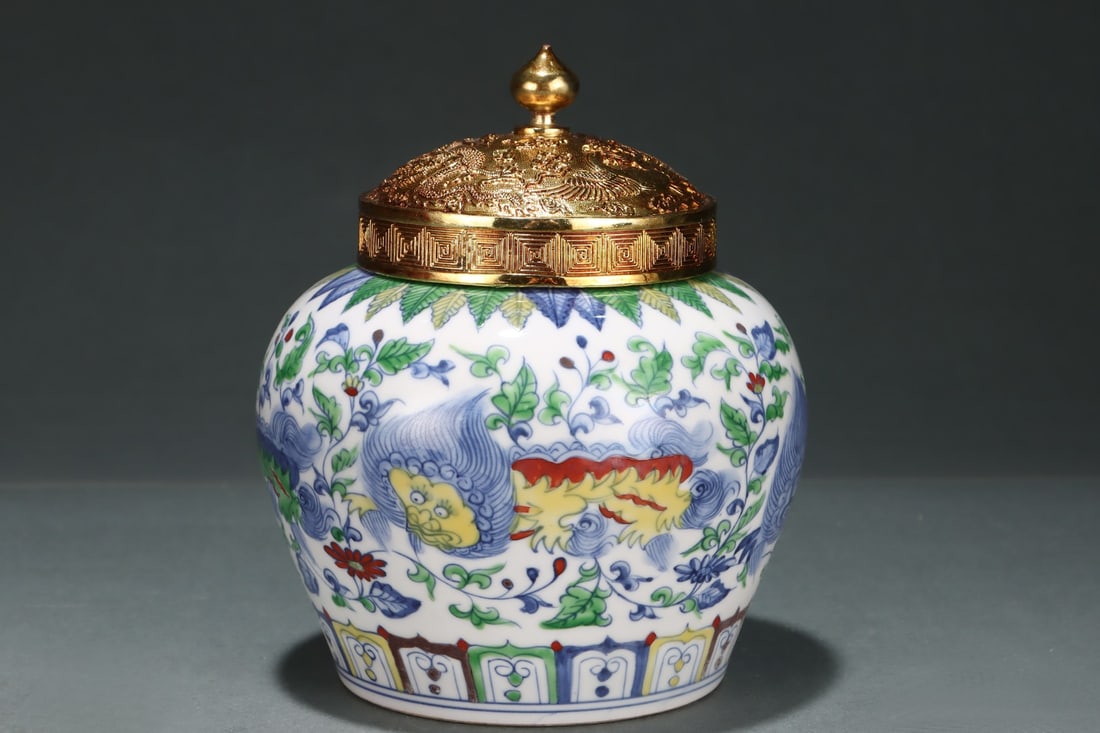 An Exquisite Doucai Lotus Pattern Lion Pattern Jar - 2