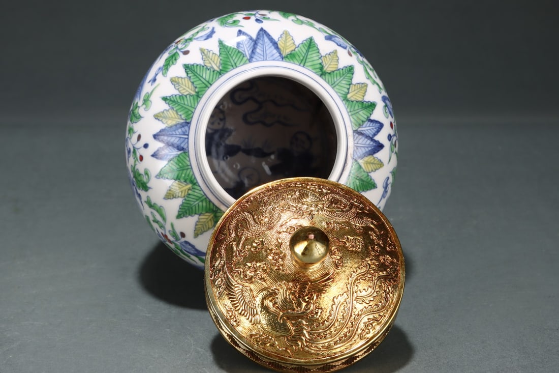 An Exquisite Doucai Lotus Pattern Lion Pattern Jar - 6