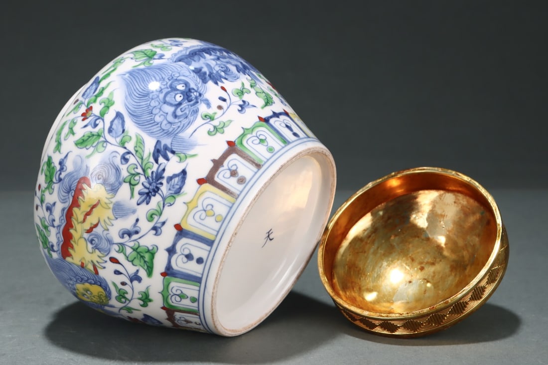 An Exquisite Doucai Lotus Pattern Lion Pattern Jar - 7