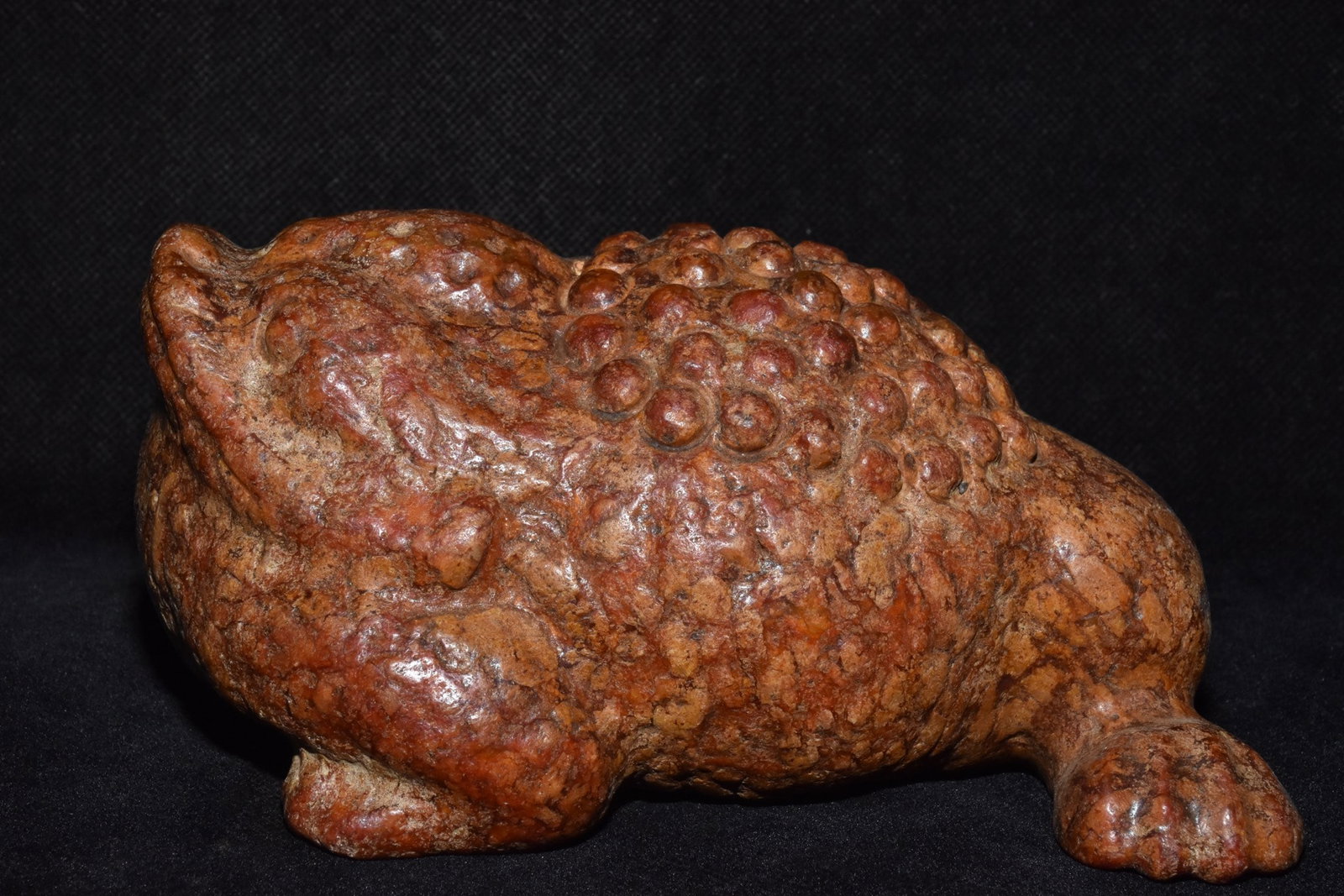 An Exquisite Hemo Jade Golden Toad Ornament: An Exquisite Hemo Jade Golden Toad Ornament,Hongshan Culture,Size:3.9inx6.5in,Weight:1790g河磨玉金蟾摆件，红山文化，Size:1