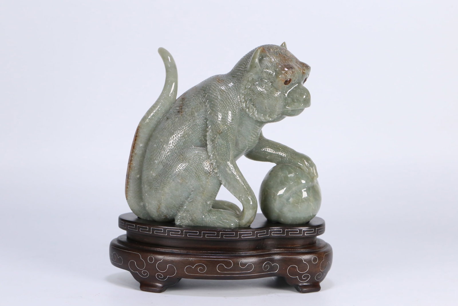 An Exquisite White Jade Monkey and Peach Ornament: An Exquisite White Jade Monkey and Peach Ornament,Qing Dynasty, ChinaSize:6.2inx2.8inx5.9in,Weight:1711.5g白玉猴桃摆件,中国清代,Size:15.7cmx