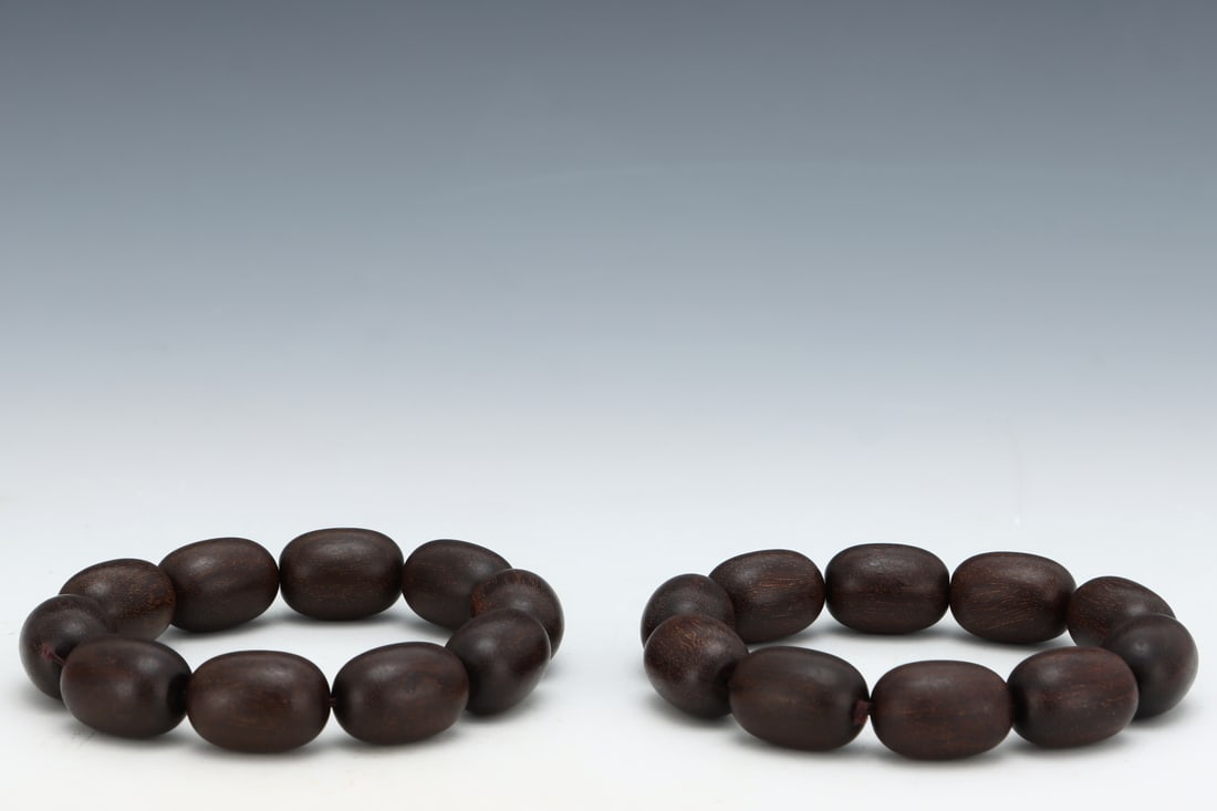 A Pair of Exquisite Eaglewood Bracelets: A Pair of Exquisite Eaglewood Bracelets,Qing Dynasty,ChinaSize:1inx0.7in一对沉香木手串,中国清代,Size:2.5cmx1.8cm