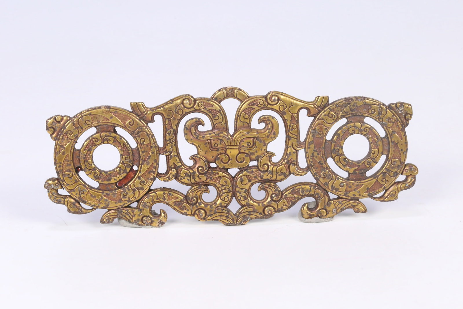An Exquisite Gilt Bronze Beast-Face Pattern Phoenix Pendant: An Exquisite Gilt Bronze Beast-Face Pattern Phoenix Pendant,Han Dynasty, ChinaSize:3.9inx1.5inx0.2in,Weight:56.5g铜鎏金兽面纹凤挂件,中ࢲ