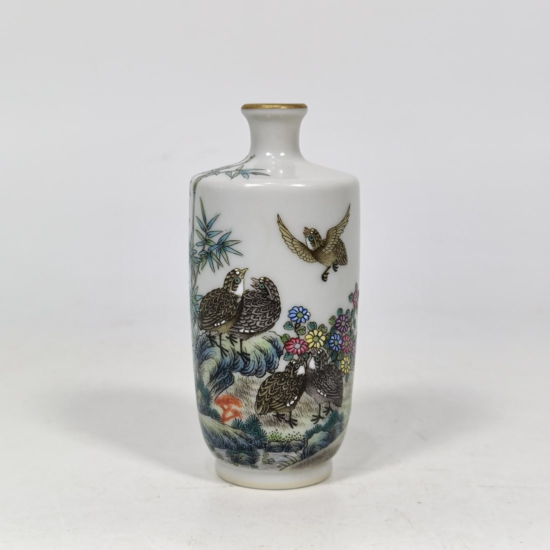 An Exquisite Enamel Painted Gold Flower and Bird Pattern Snuff Bottle,With Poem: An Exquisite Enamel Painted Gold Flower and Bird Pattern Snuff Bottle,With Poem,Qing Dynasty,China,Yongzheng Four-character Mark,Size:3in珐琅彩描金花鸟纹