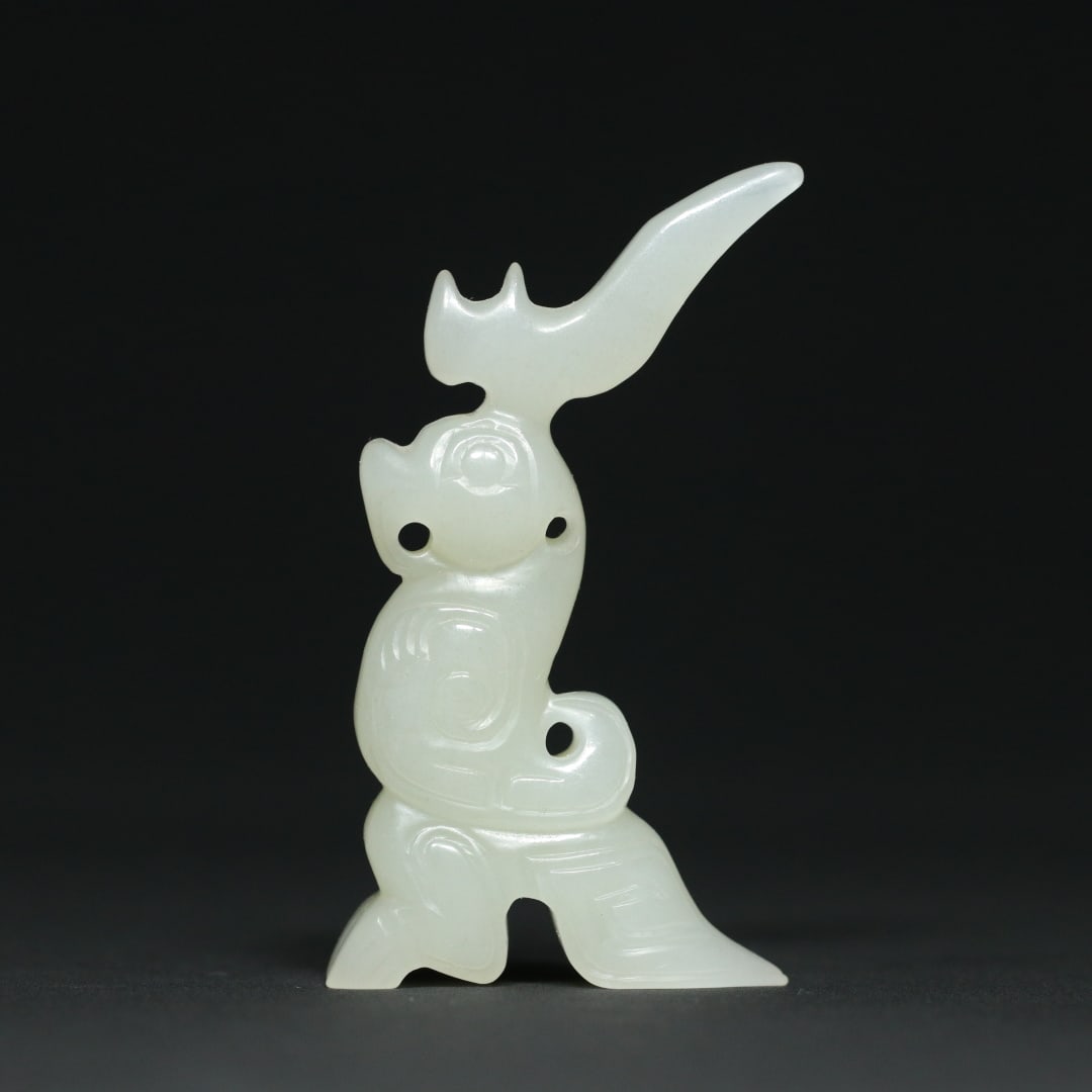 An Exquisite White Jade Bird Pendant: An Exquisite White Jade Bird Pendant,Qing Dynasty,China,Size:3inx1.7inx0.5in,Weight:41.3g白玉鸟挂件,中国清代,Size:7.7cmx4.3cmx1.3cm,Weight:41.3g