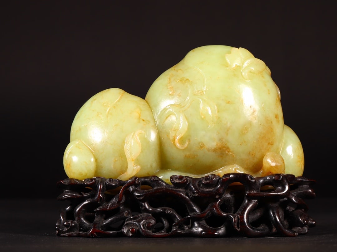 An Exquisite Yellow Jade Peach Ornament: An Exquisite Yellow Jade Peach Ornament,Qing Dynasty,China,Size:5.4inx1.9inx3.3in,Weight:731g黄玉寿桃摆件,中国清代,Size:13.8cmx4.7cmx8.5cm,W