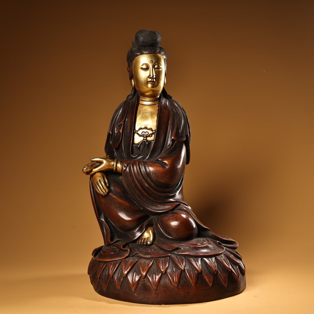 A Solemn Gilt Bronze Statue of Avalokitesvara: A Solemn Gilt Bronze Statue of Avalokitesvara,Ming Dynasty, China,Yongle Six-character Mark,Size:15.4inx8.7in,Weight:5500g铜鎏金观音像,中国明É