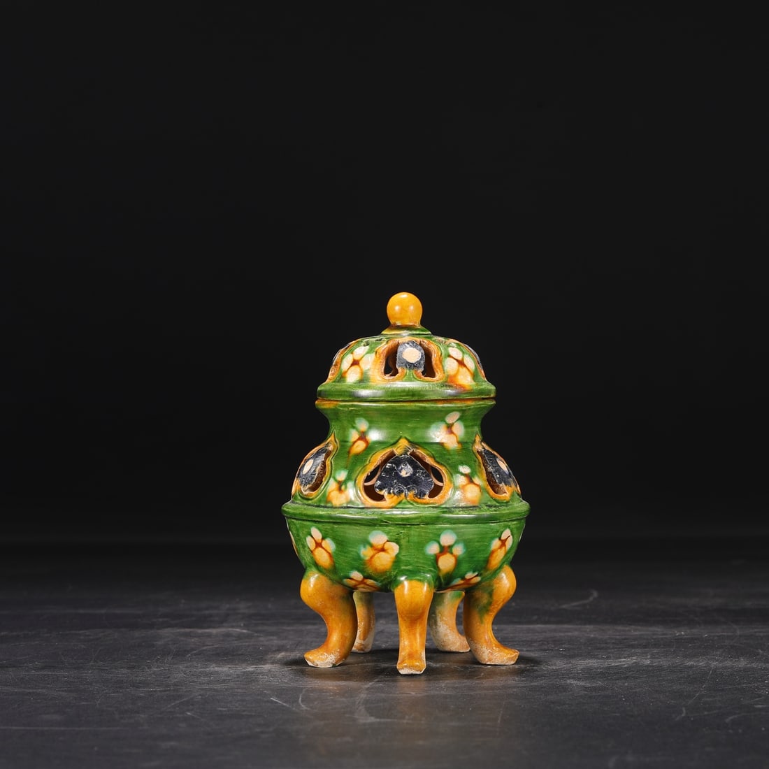 An Exquisite Gongxian yao Tang Tri-Color Glazed Pottery Censer: An Exquisite Gongxian yao Tang Tri-Color Glazed Pottery Censer Tang Dynasty, China Size:6.5inx4.1in巩县窑三彩镂空盖罐熏炉 中