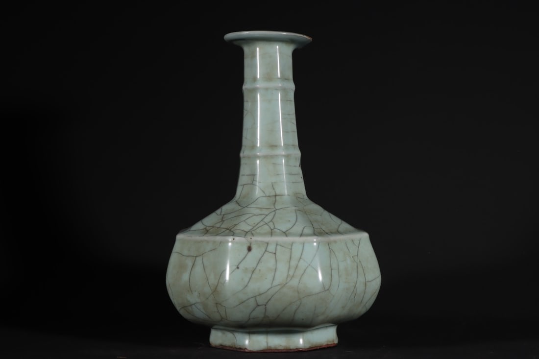 An Exquisite Guan yao Celadon Glazed Vase: An Exquisite Guan yao Celadon Glazed Vase Song Dynasty, China Size:10.6inx8.3in官窑青釉八棱瓶 中国宋代 Size:27cmx21cm