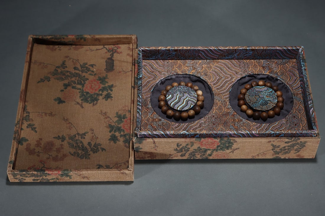 A Pair of Exquisite Eaglewood Bracelets: A Pair of Exquisite Eaglewood Bracelets,Qing Dynasty,ChinaSize:0.5in一对沉香木手串,中国清代,Size:1.3cm