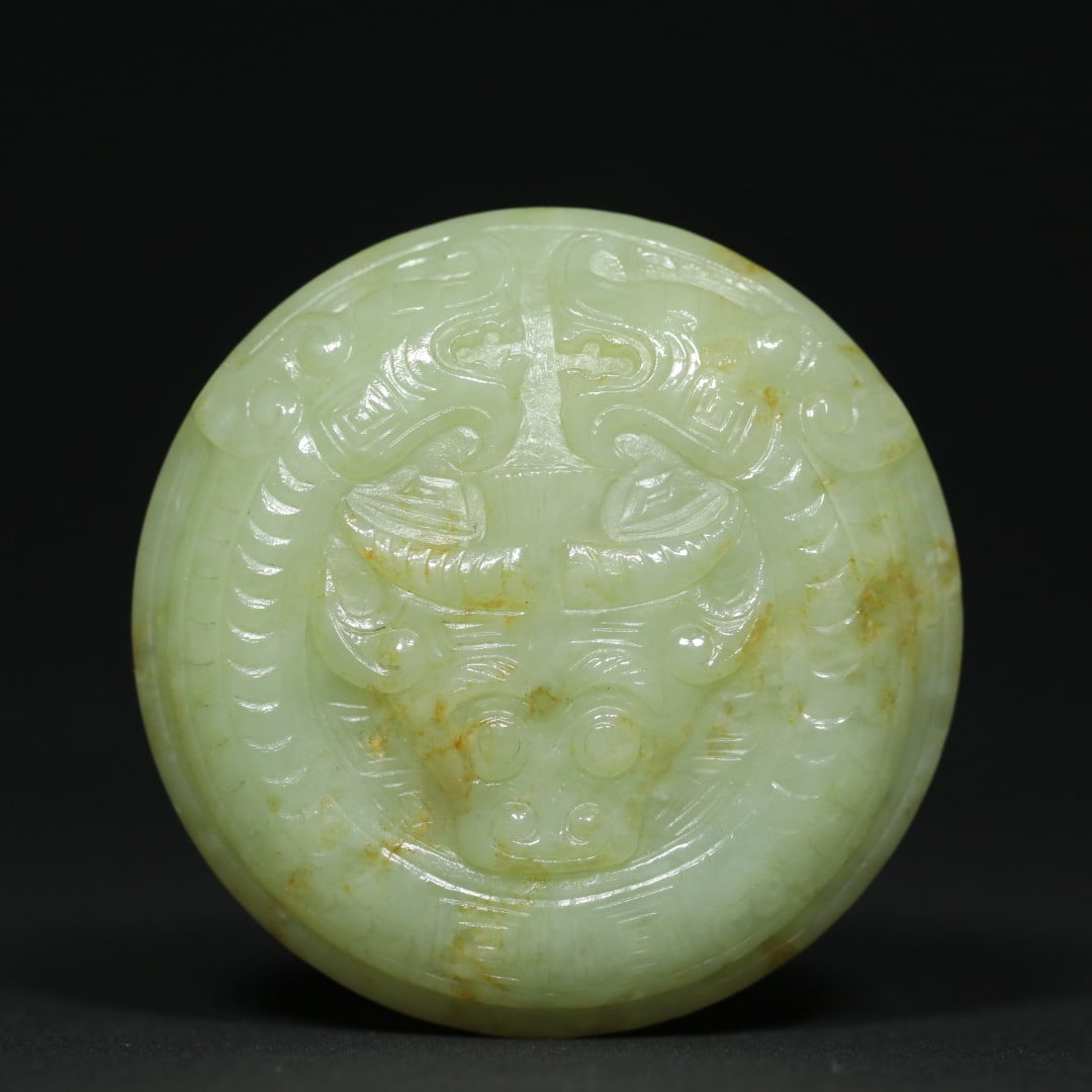 An Exquisite White Jade Dragon-head Pattern Belt buckle: An Exquisite White Jade Dragon-head Pattern Belt buckle,W.Zhou,China,Size:2.2inx0.8in,Weight:62.2g白玉龙首纹皮带扣,中国西周ą