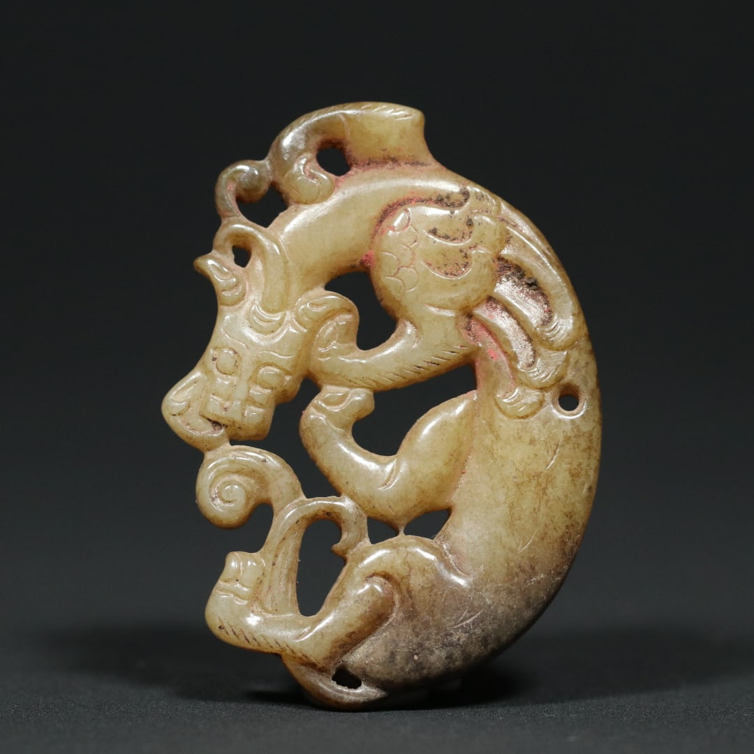 An Exquisite White Jade Dragon Pendant: An Exquisite White Jade Dragon Pendant,Han Dynasty,China,Size:2.5inx1.8inx0.4in,Weight:41.2g白玉龙挂件,中国汉代,Size:6.4cmx4.6cmx1cm,Weight:41.2g