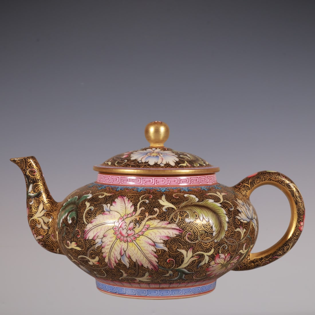 An Exquisite Enamel Painted Gold Lotus Pattern Teapot: An Exquisite Enamel Painted Gold Lotus Pattern Teapot Qing Dynasty, China Qianlong Six-character Mark Size:4.1inx4.7in珐琅彩黑地描金缠枝莲&#
