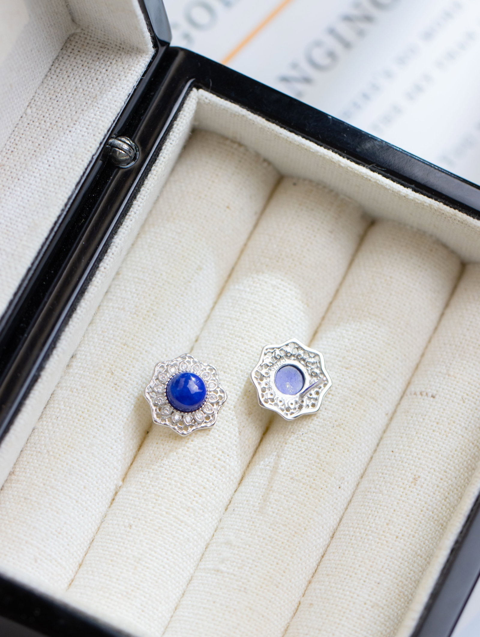 A Pair of Exquisite Sterling Silver Inlaid Lapis Lazuli Earrings: A Pair of Exquisite Sterling Silver Inlaid Lapis Lazuli Earrings 一对纯银镶青金石耳钉
