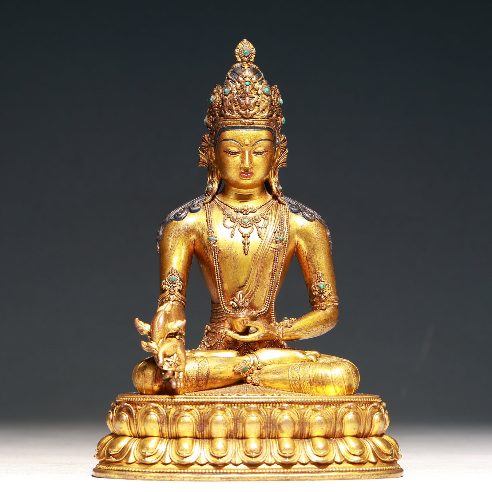 A Solemn Gilt Bronze Statue of Avalokitesvara,Inlaid Turquoise: A Solemn Gilt Bronze Statue of Avalokitesvara,Inlaid Turquoise,Qing Dynasty,China,Size:6.1inx4.3inx9.1in,Weight:1700g
