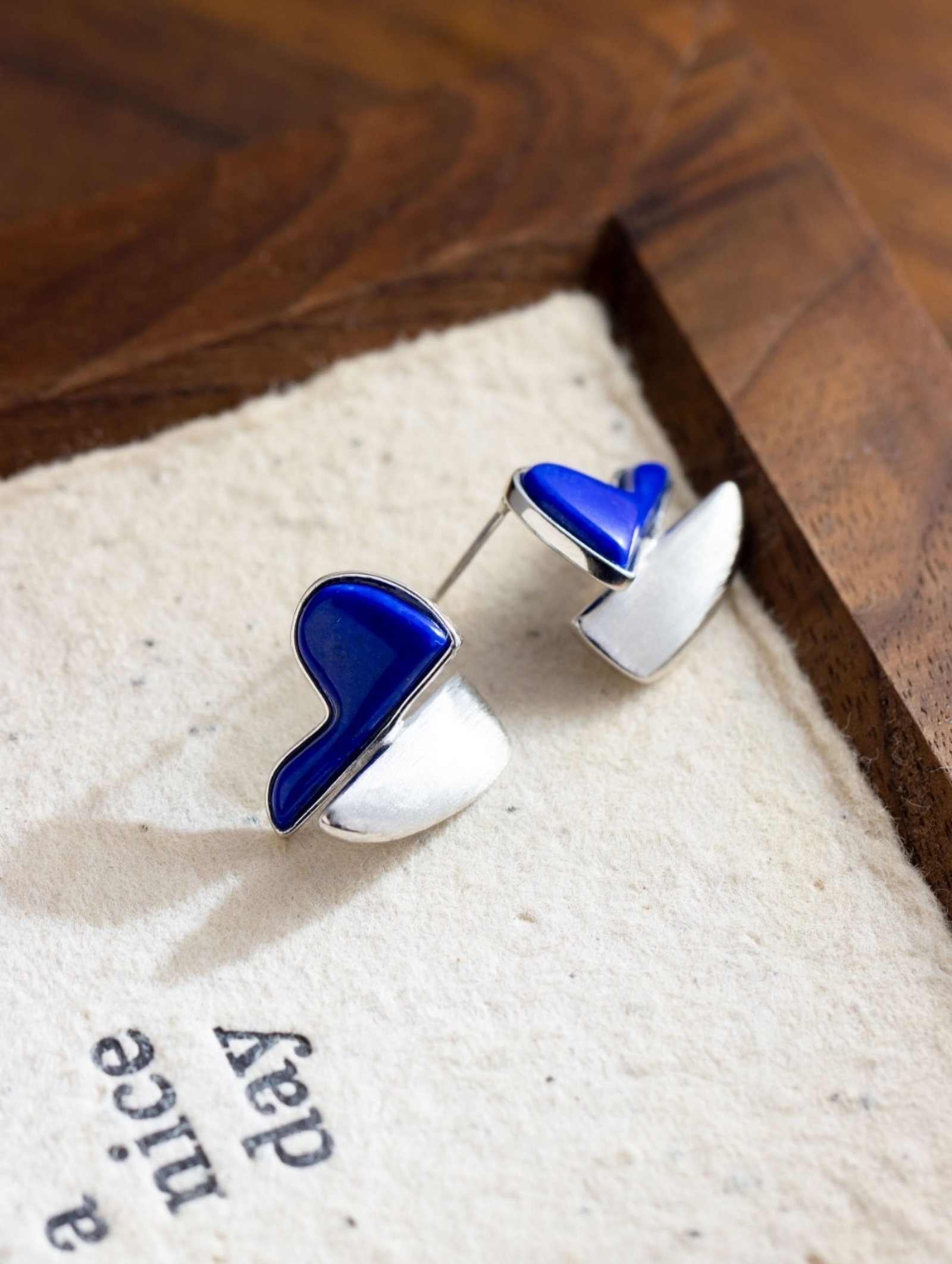 A Pair of Exquisite Sterling Silver Inlaid Lapis Lazuli Earrings: A Pair of Exquisite Sterling Silver Inlaid Lapis Lazuli Earrings 一对纯银镶青金石耳钉