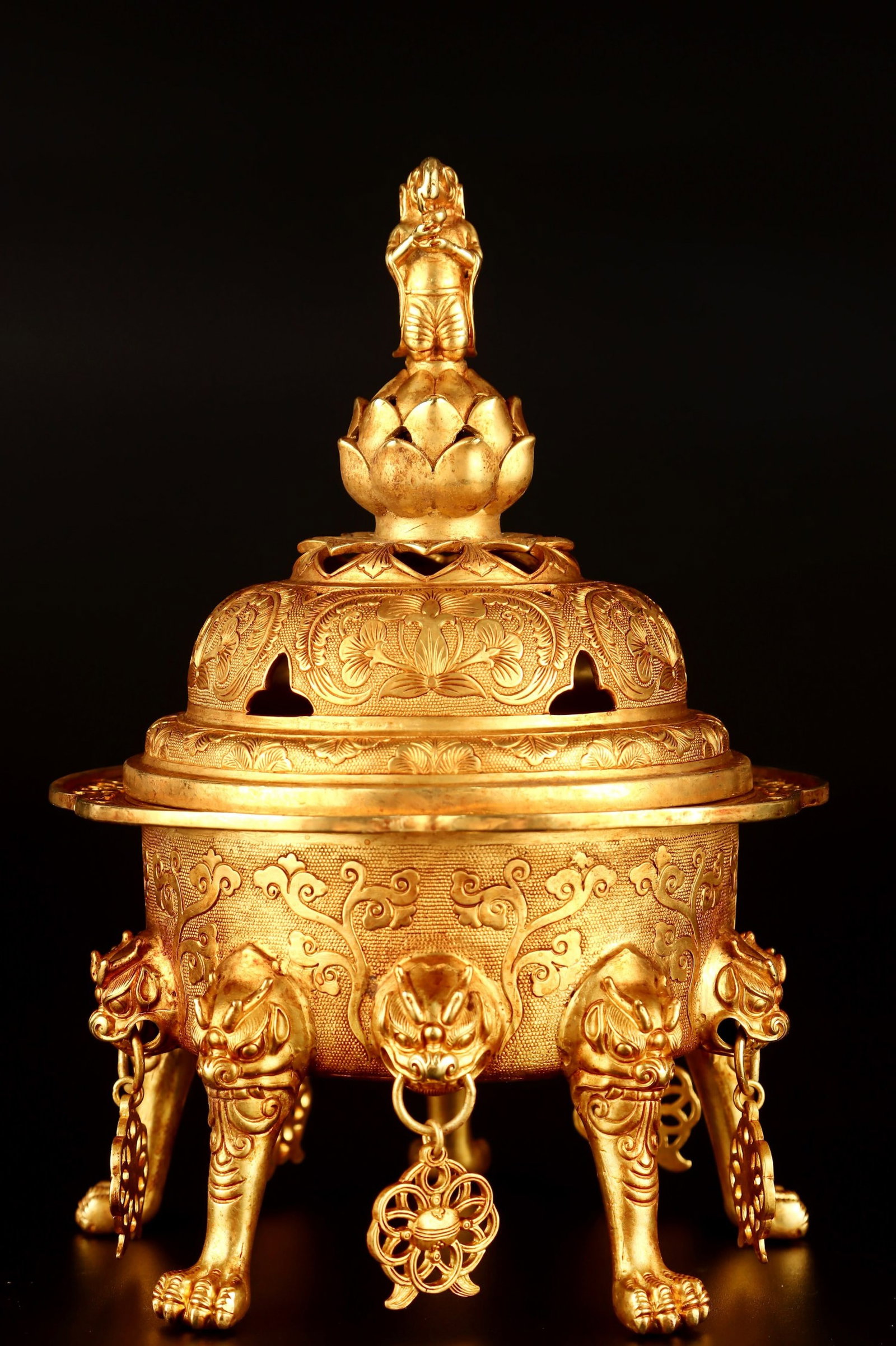 An Exquisite Gilt Bronze Hollow Flower Pattern Beast Legs Censer: An Exquisite Gilt Bronze Hollow Flower Pattern Beast Legs Censer,Tang Dynasty,China,Zhenguan Four-character Mark,Size:9.4inx6.3in,Weight:1173g 铜鎏金镂空花卉&
