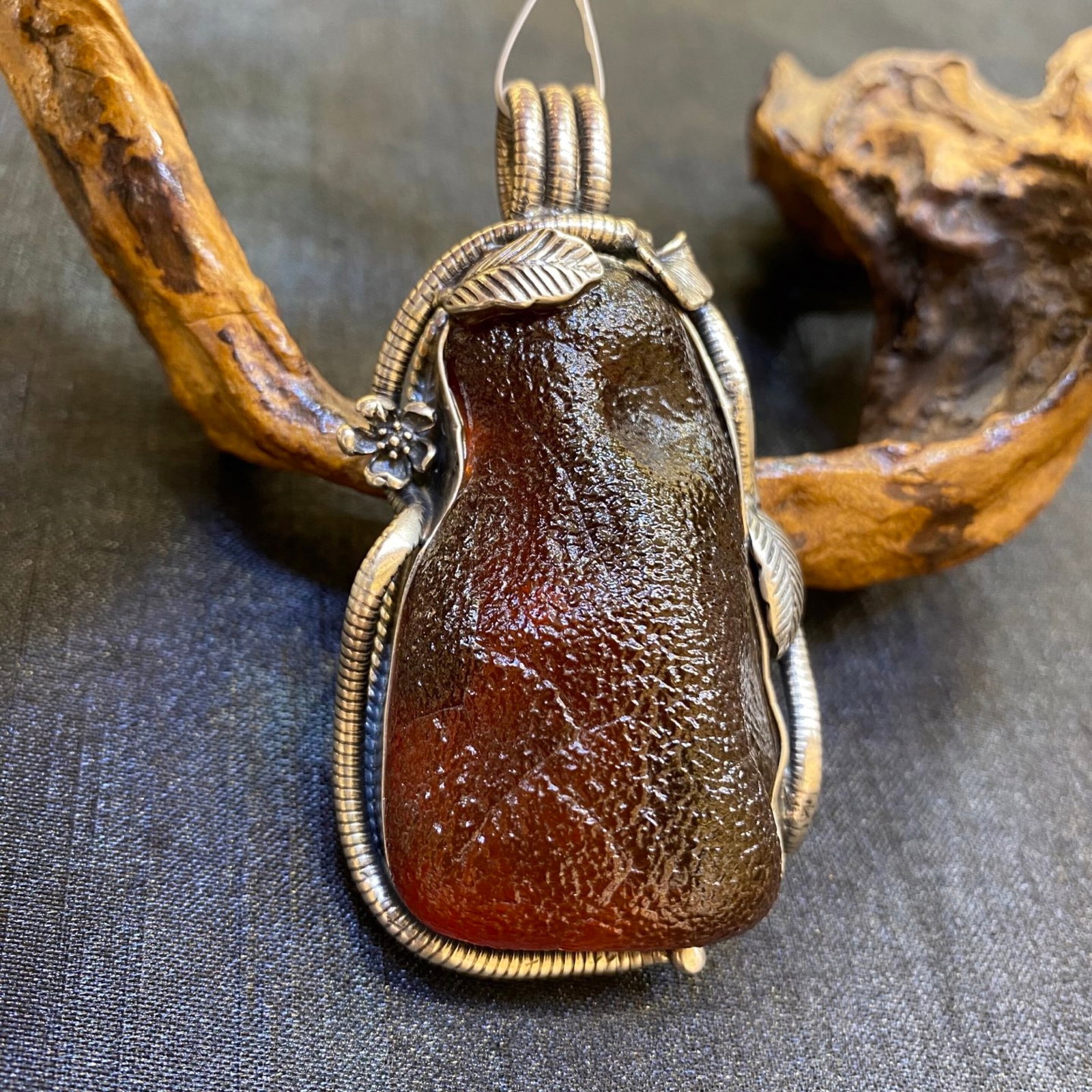 An Exquisite Beeswax Inlaid Silver Necklace: An Exquisite Beeswax Inlaid Silver Necklace,Size:39.7mm,Weight:44.4g 蜜蜡镶银项链