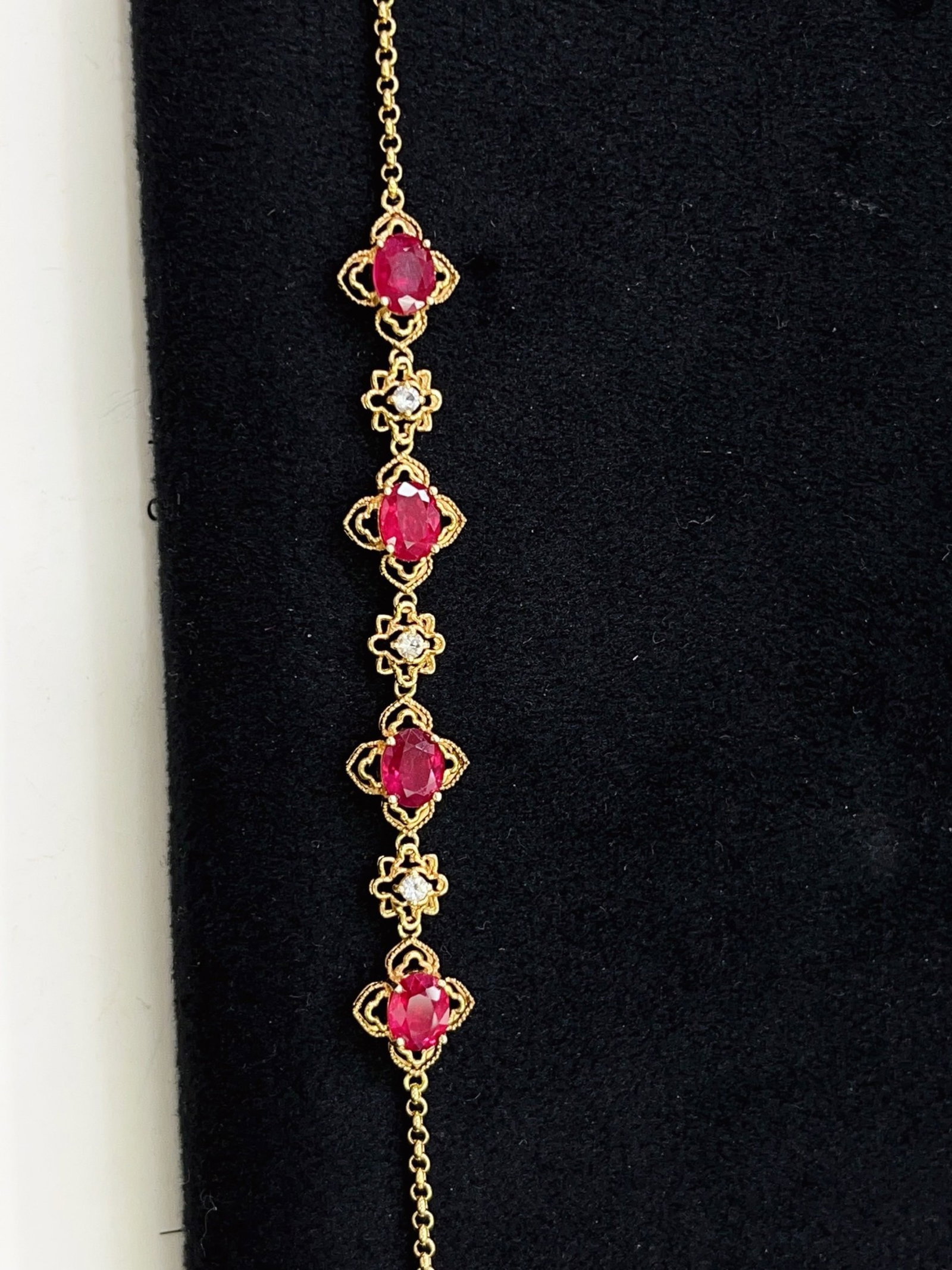 A Exquisite 18k Gold Inlaid 2.65ct Natural Ruby Bracelets,Inlaid Gems: A Exquisite 18k Gold Inlaid 2.65ct Natural Ruby Bracelets,Inlaid Gems,Total Weight:2.83g 18k金镶 2.65ct 天然红宝石手链,嵌宝石