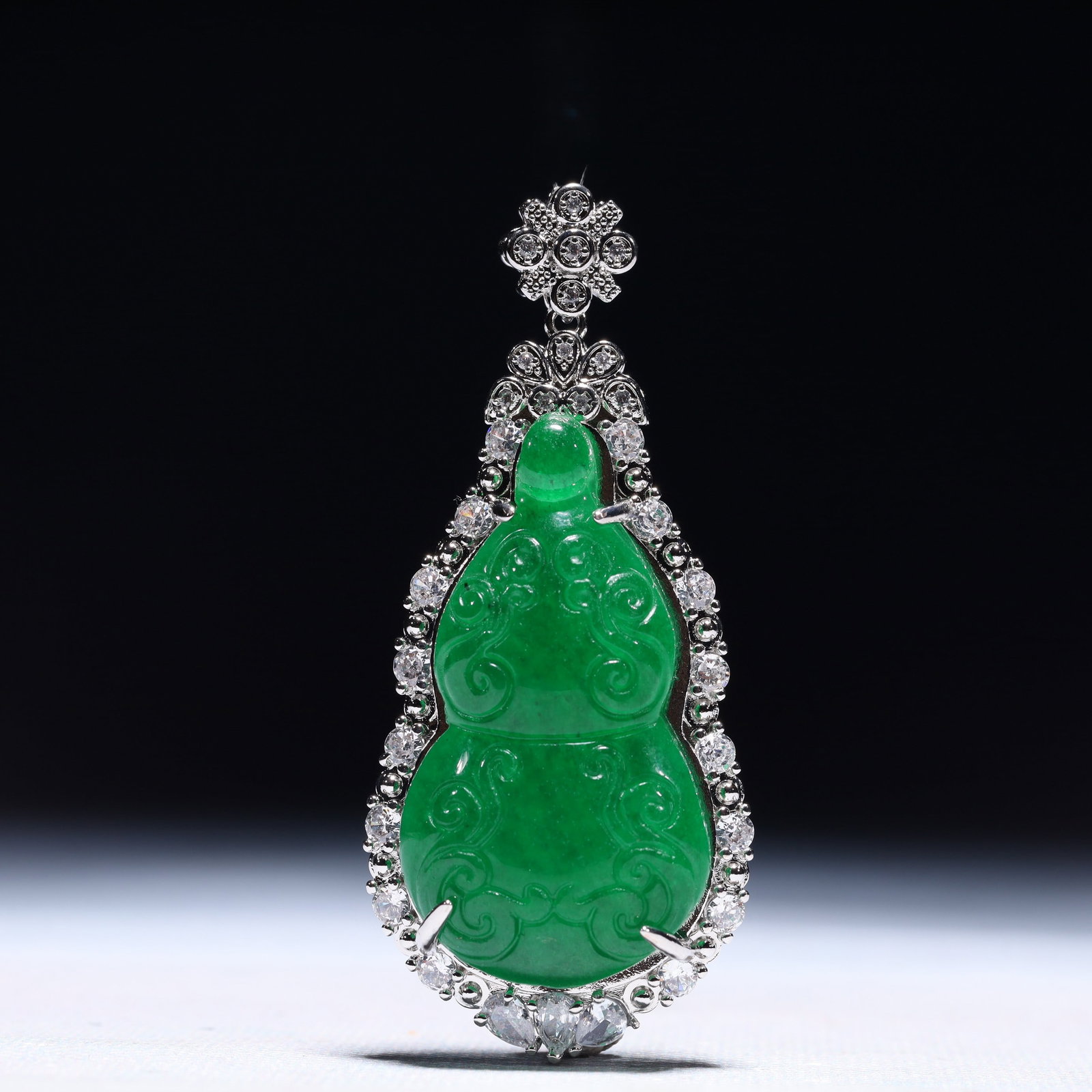 An Exquisite Gourd Pattern Pendant,Inlaid Gems: An Exquisite Gourd Pattern Pendant,Inlaid Gems,Size:1.2inx0.5inx3.1in,Weight:35.9g 一个精美的葫芦纹吊坠,镶宝石