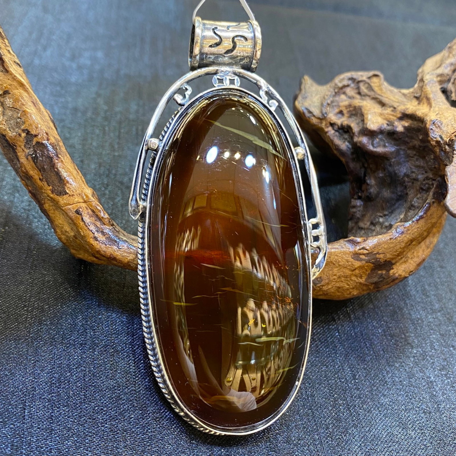 An Exquisite Beeswax Inlaid Silver Necklace: An Exquisite Beeswax Inlaid Silver Necklace,Size:35.7mm,Weight:39.8g 蜜蜡镶银项链