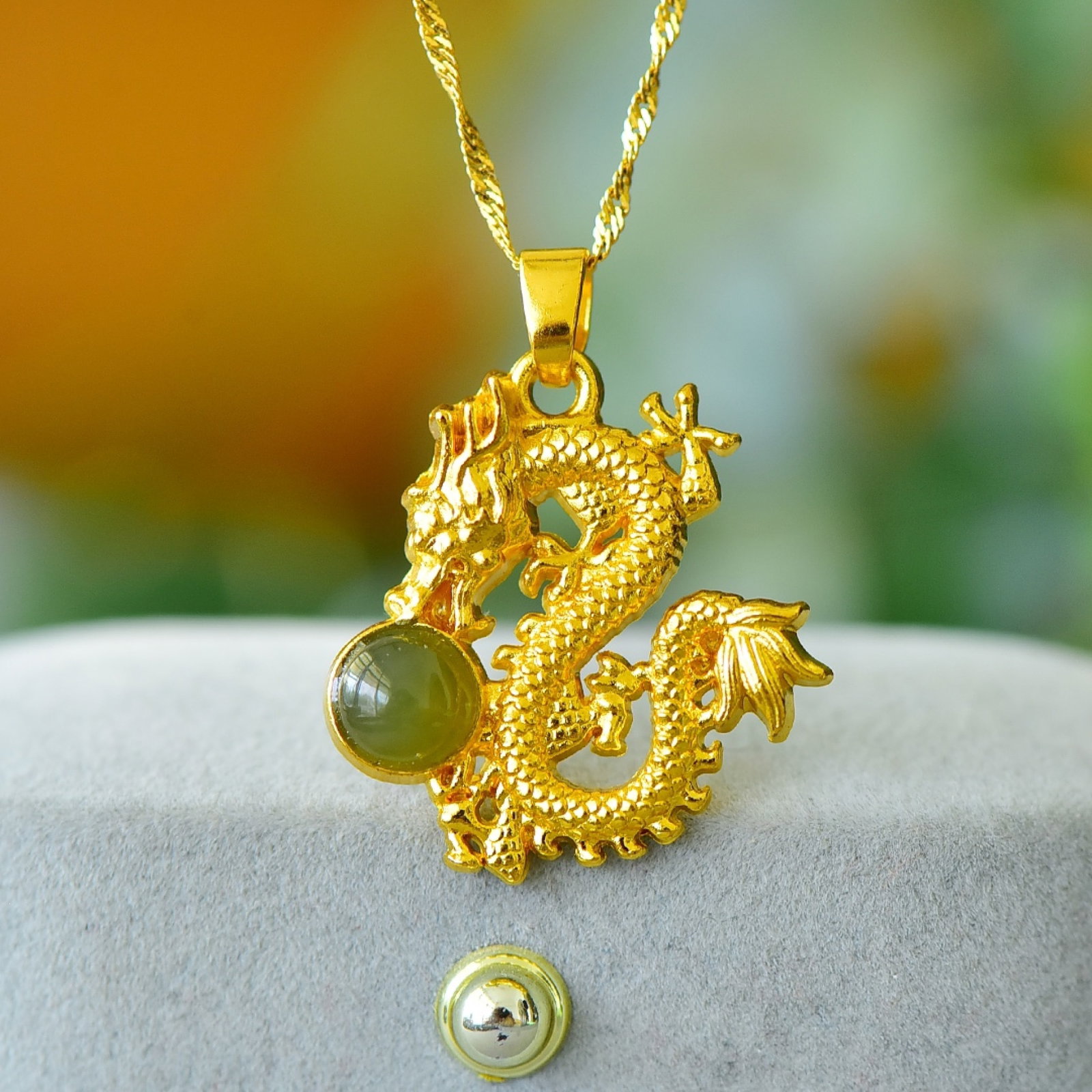 An Exquisite Bronze-Gold Plated Inlaid Green Jade Dragon Necklace: An Exquisite Bronze-Gold Plated Inlaid Green Jade Dragon Necklace,Size:6mmx6mm 铜镀金镶青玉龙项链