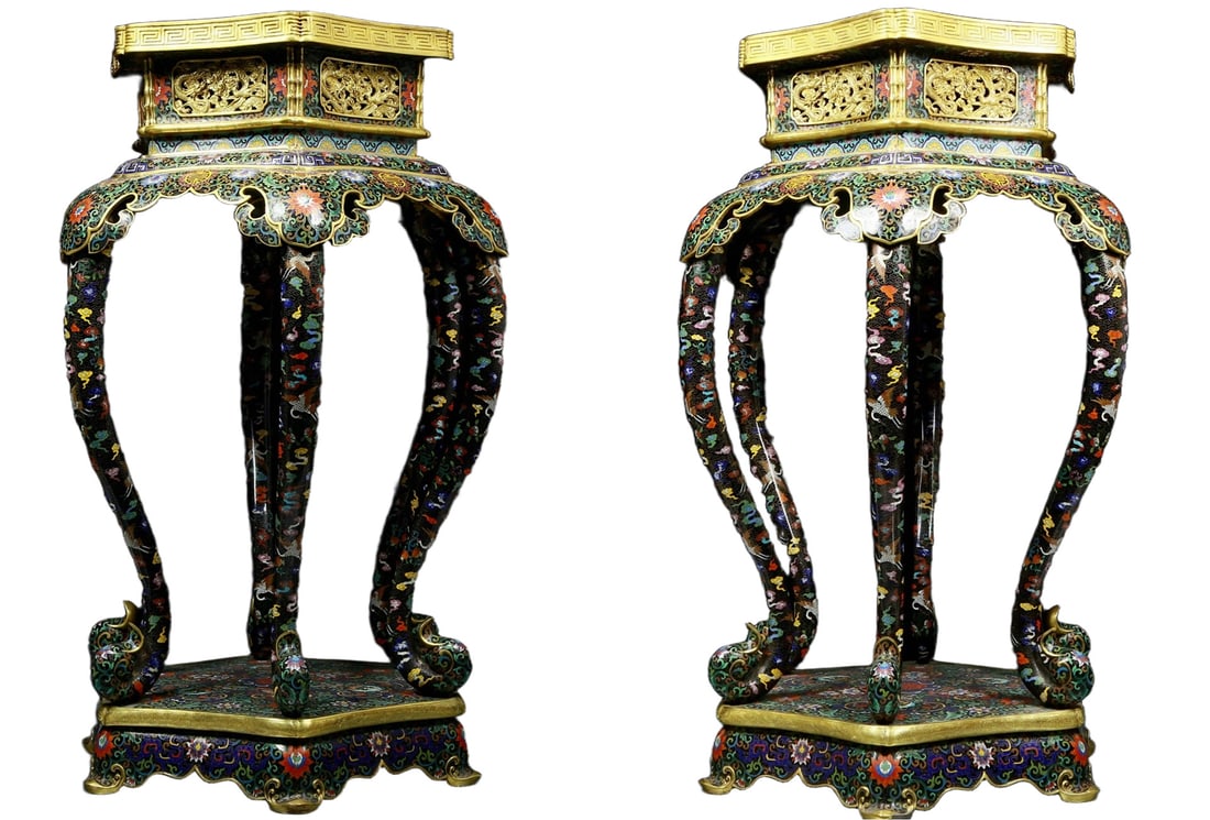 A pair of exquisite cloisonn?? auspicious cloud and crane pattern base: A pair of cloisonne auspicious cloud and crane pattern base, China's powerful, the overall design of the base is full of elements of auspicious clouds and cranes, which are auspicious symbols in Chine