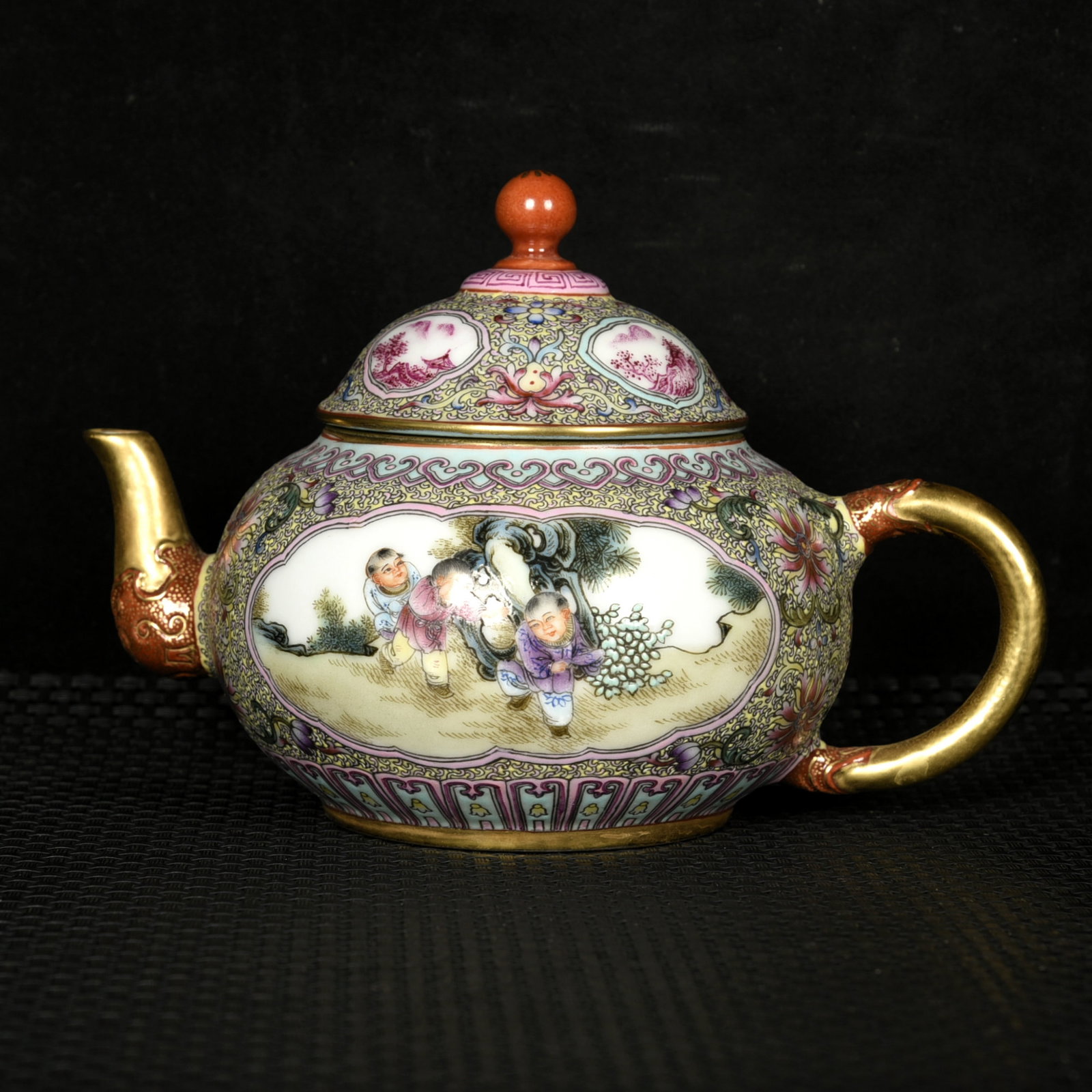 An Exquisite Enamel Painted Gold Character and Story Pattern Teapot: An Exquisite Enamel Painted Gold Character and Story Pattern Teapot,Qing Dynasty,China,Qianlong Four-character Mark,Size:4.9inx6.7inx4.3in 珐琅彩描金人物ă
