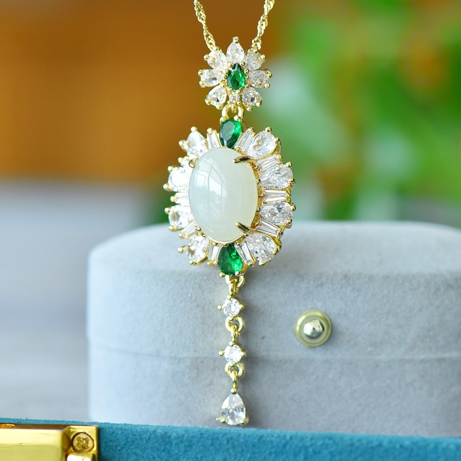 An Exquisite Bronze-Gold Plated Inlaid White Jade Necklace: An Exquisite Bronze-Gold Plated Inlaid White Jade Necklace,Size:4.7inx6.3in 铜镀金镶白玉项链