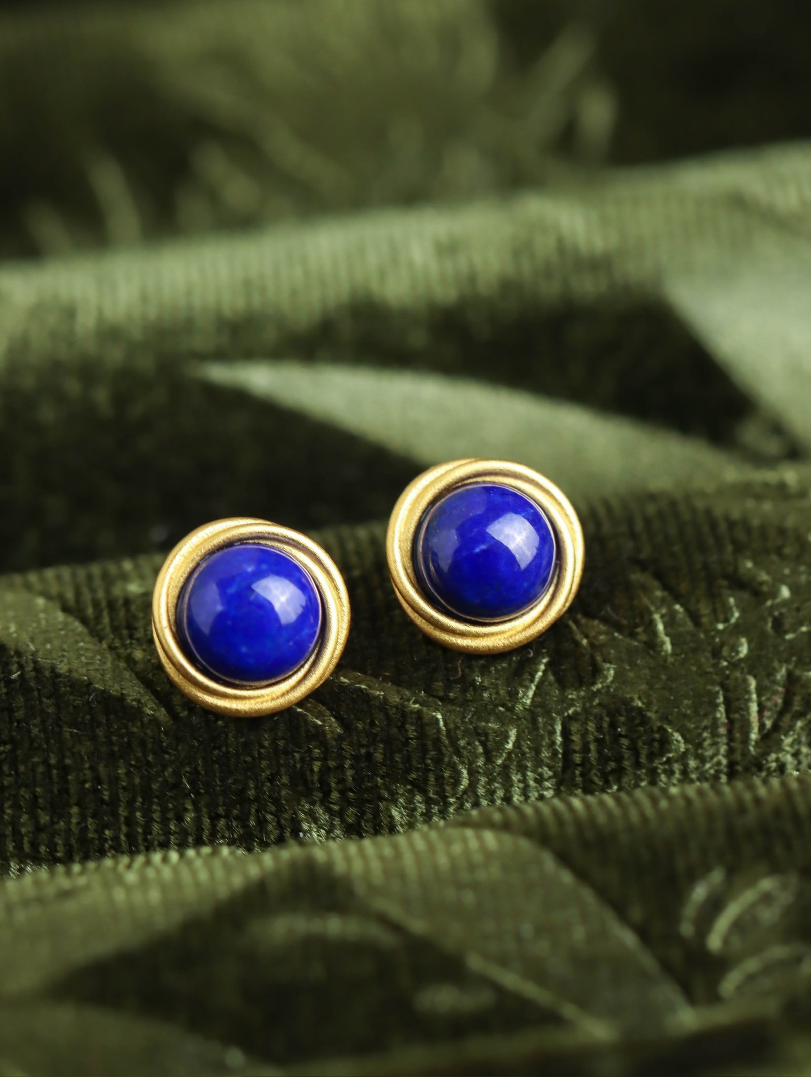 A Pair of Exquisite Sterling Silver-Gold Plated Inlaid Lapis Lazuli Gourd Earrings: A Pair of Exquisite Sterling Silver-Gold Plated Inlaid Lapis Lazuli Gourd Earrings 一对纯银镀金镶青金石葫芦耳钉